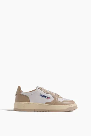 Medalist Low Women Sneaker in White/Pepper