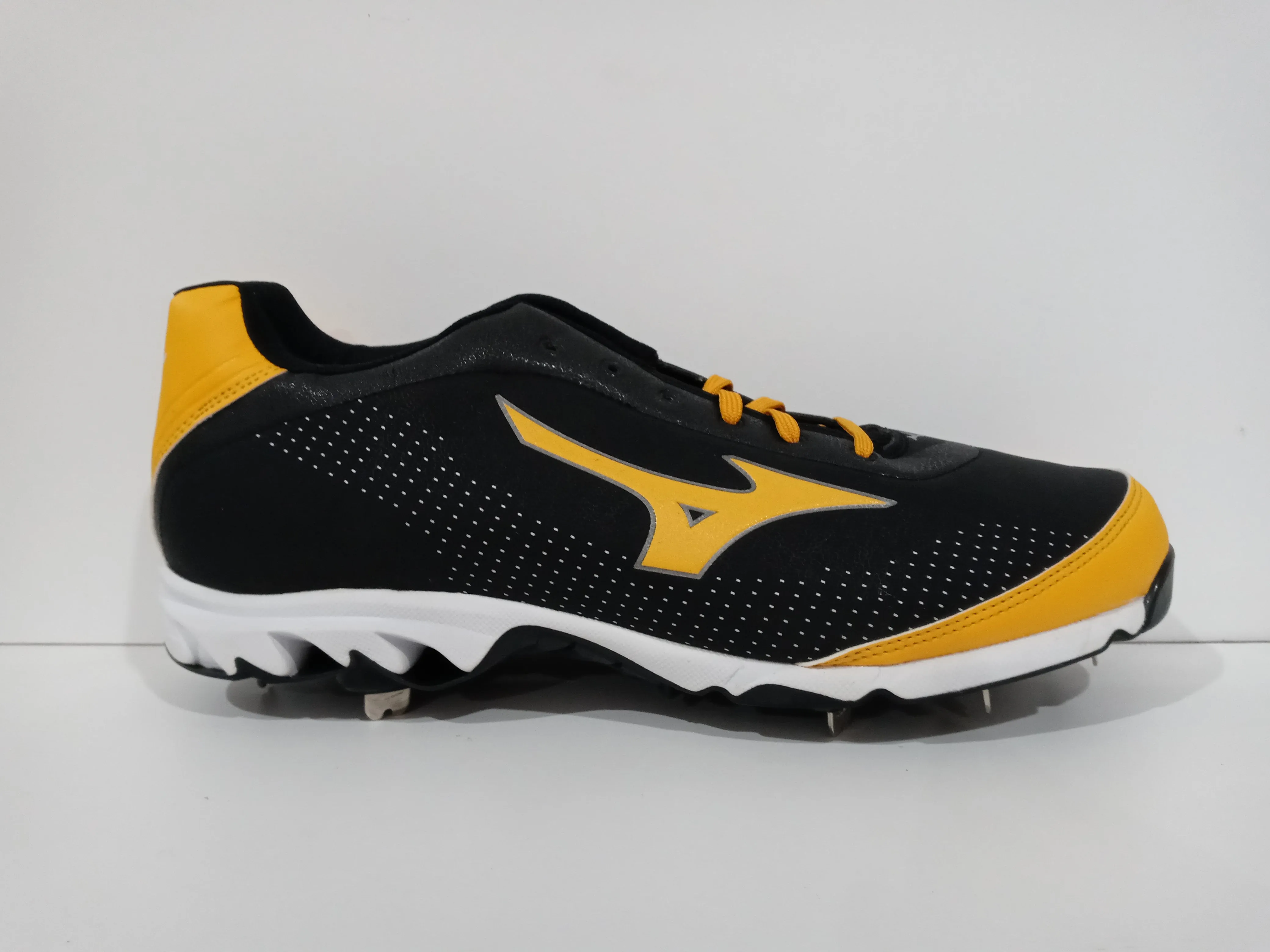 MIZUMO Men SIZE 16-BLACK/GOLD-9 SPIKE VAPOR ELITE 7 Pair of Shoes