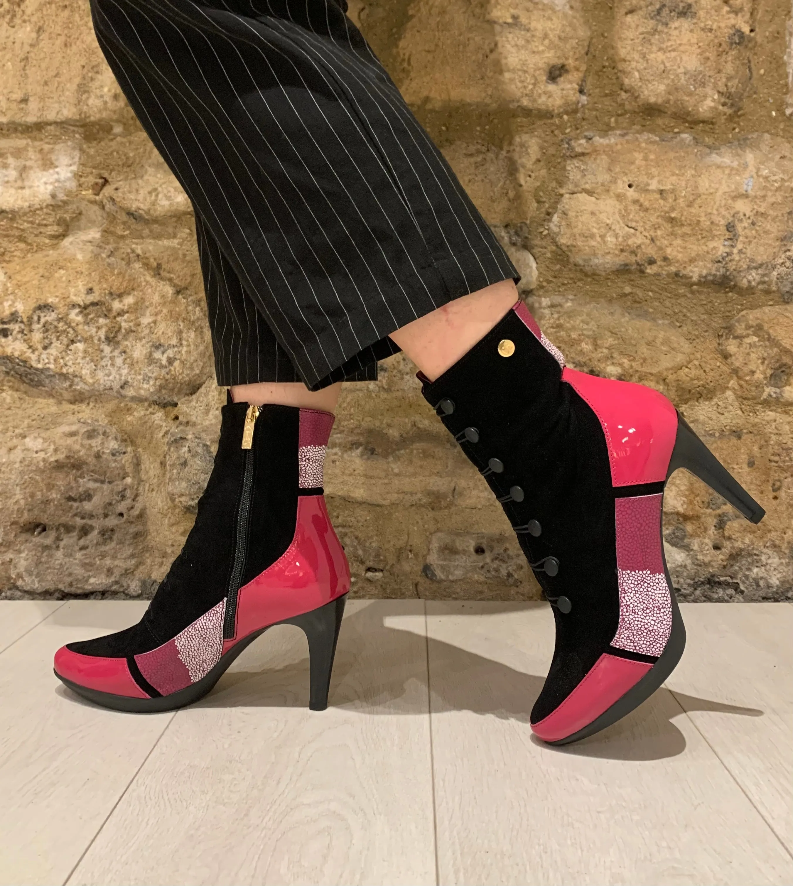 St Lucia - Black/Fuchsia Button boot